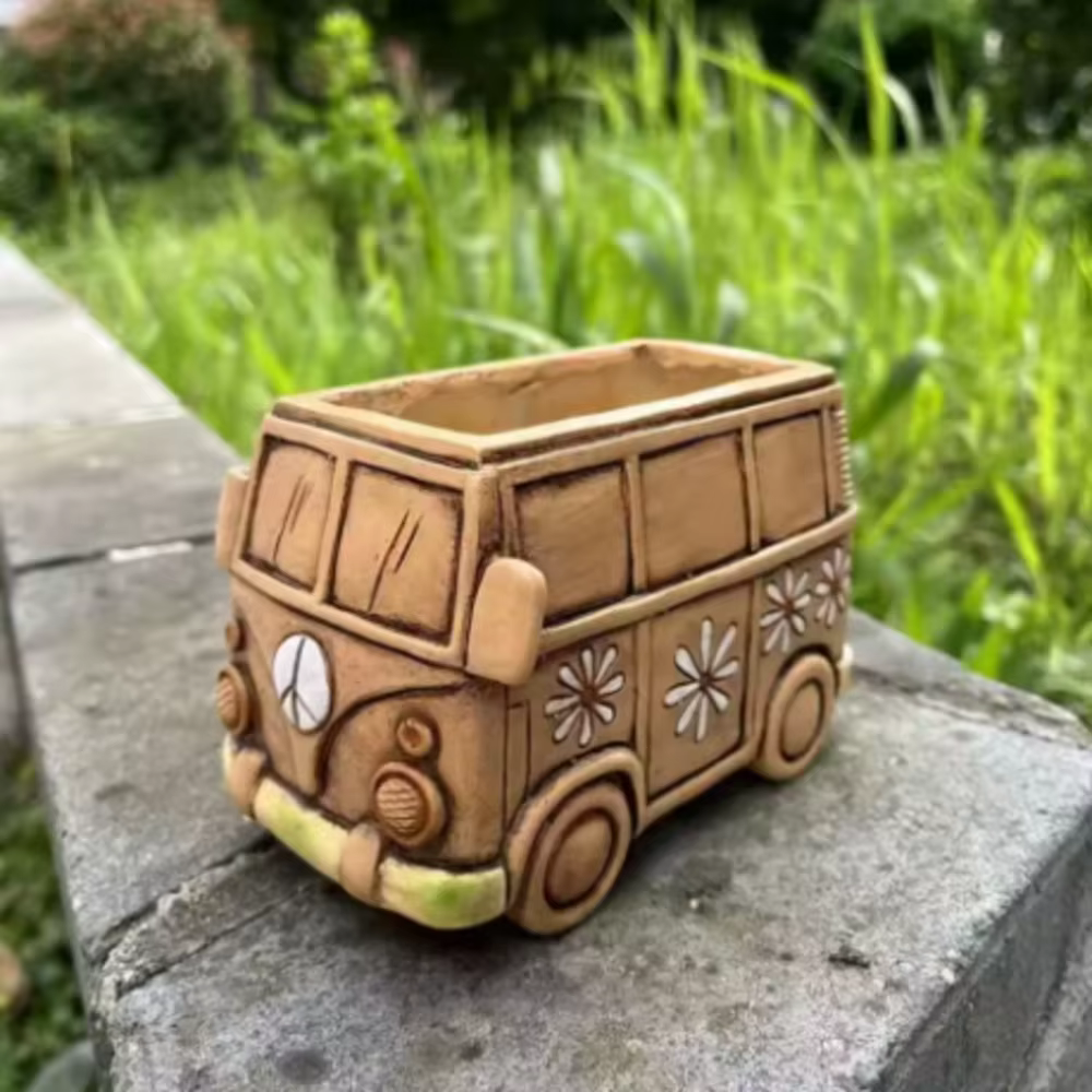 Pot de fleurs en forme de bus hippie rétro