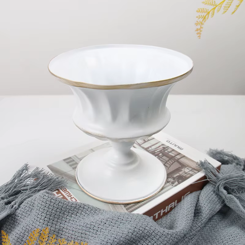 Pot de fleur en fer forgé blanc
