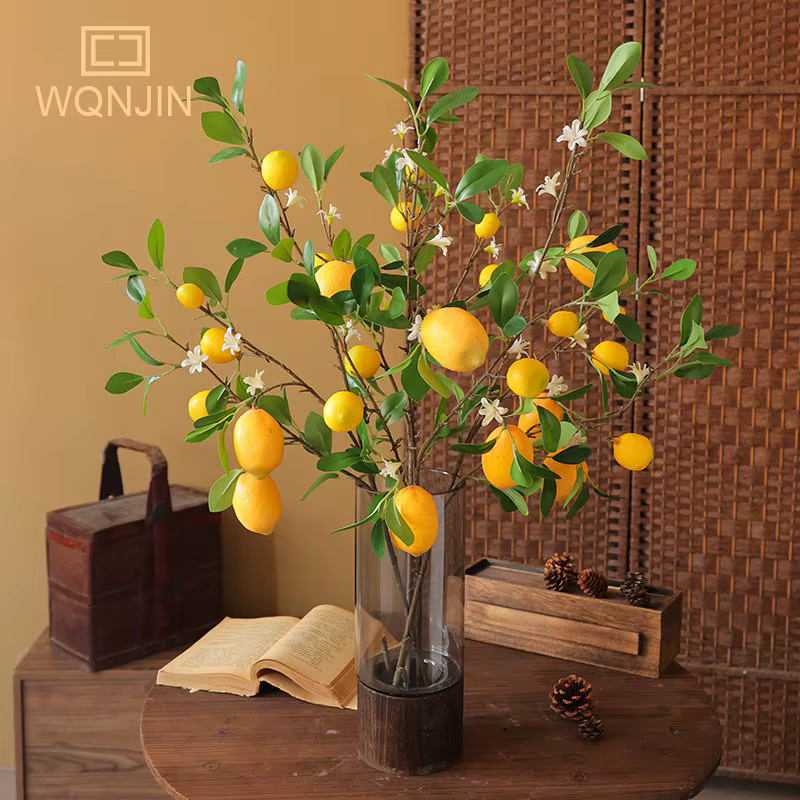 Branche de citron de luxe avec feuilles vertes