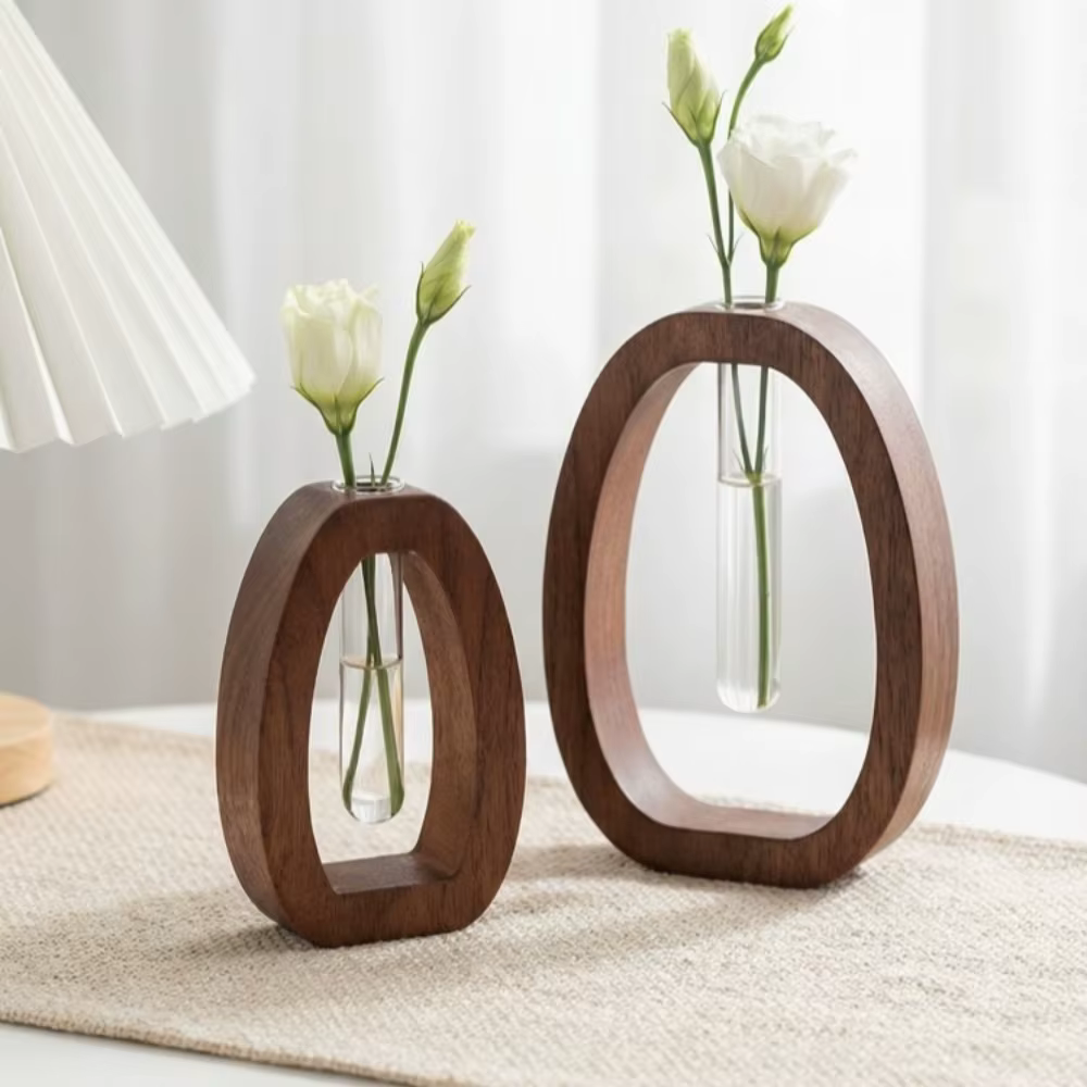 Petit vase en bois simple