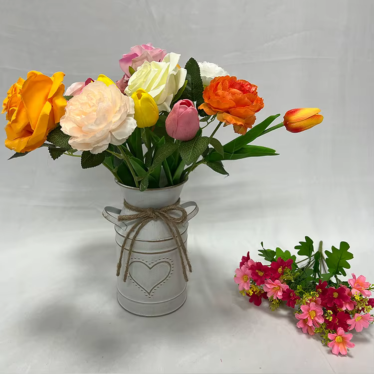 Vase en métal rustique en forme de cœur gaufré avec corde en jute