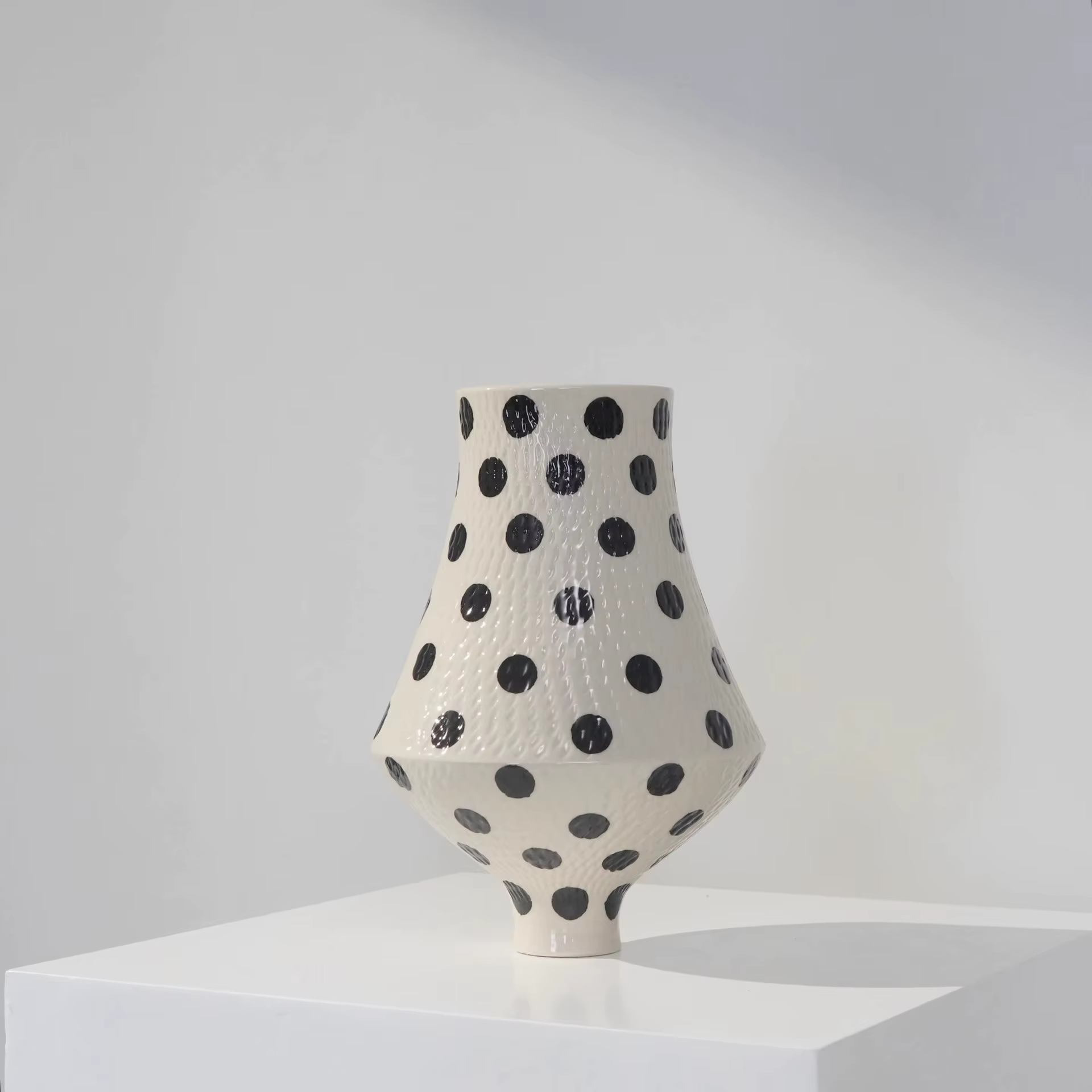 Vase en céramique à pois avec poignée