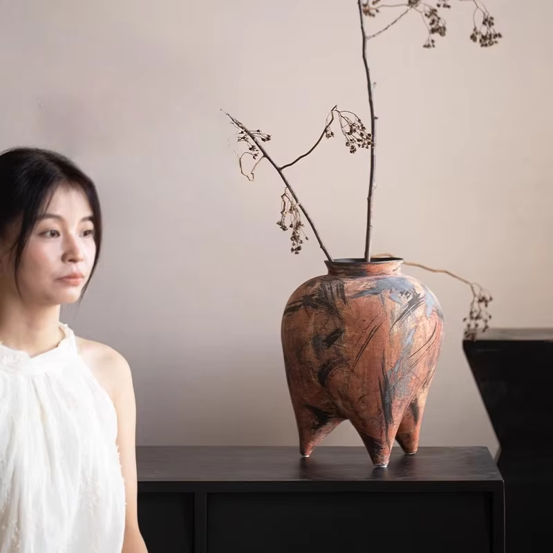 Vase rétro artisanal en poterie brute, style haut de gamme