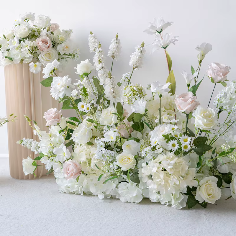 Composition florale au sol de roses blanches