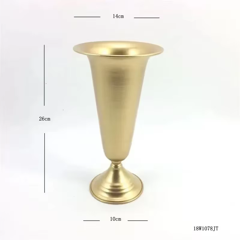 Vase décoratif en fer doré