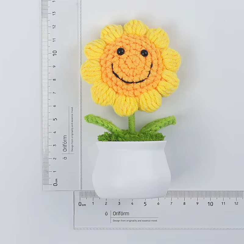 Pots de tournesol tricotés à la main