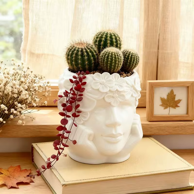 Pot de fleurs en résine décoré de fleurs