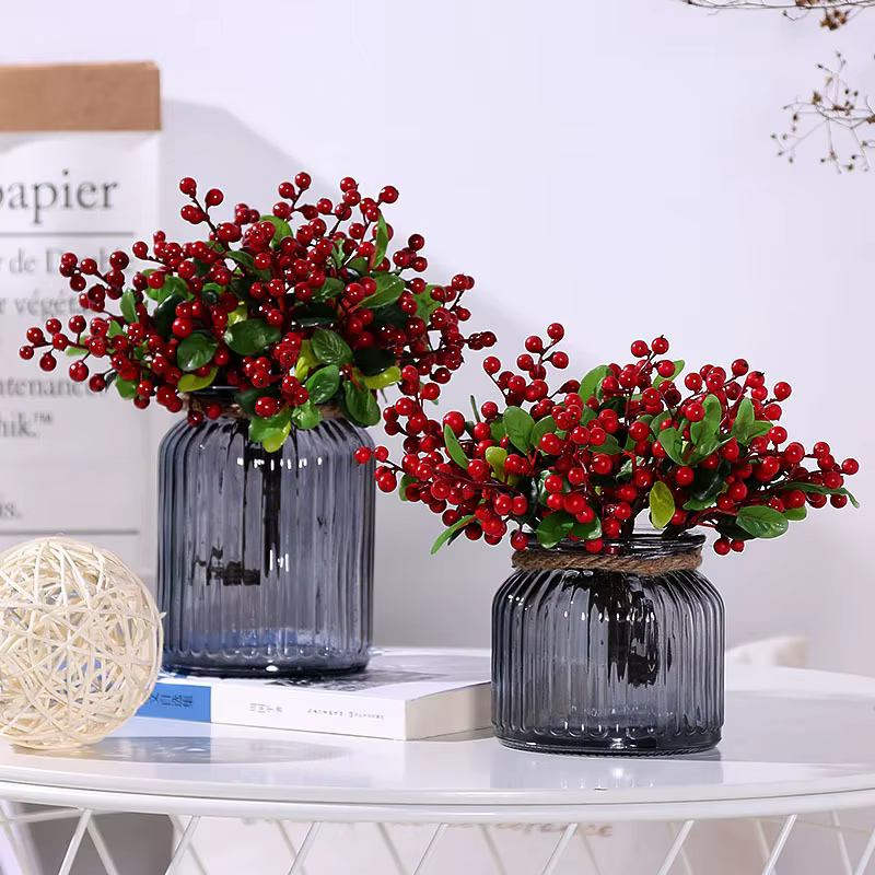 Fleurs artificielles aux baies rouges