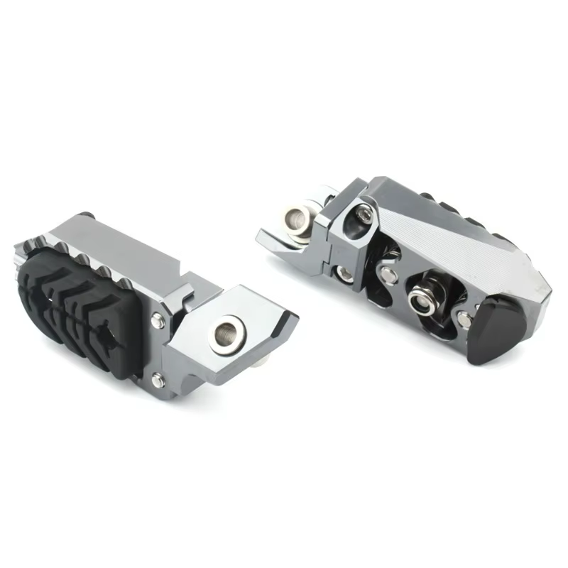 Accessoires moto pour BMW R1250GS ADV : repose-pieds réglables, élargis et surélevés ; repose-pieds réglables modifiés.