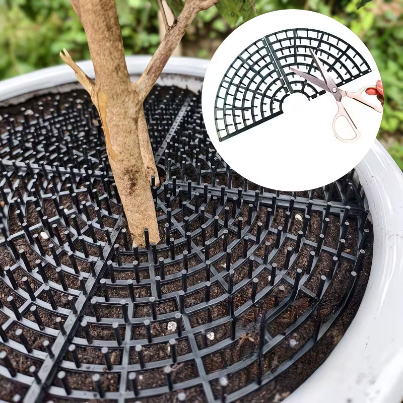 Protecteur de sol pour pot de plantes à double usage avec grilles découpées à pointes
