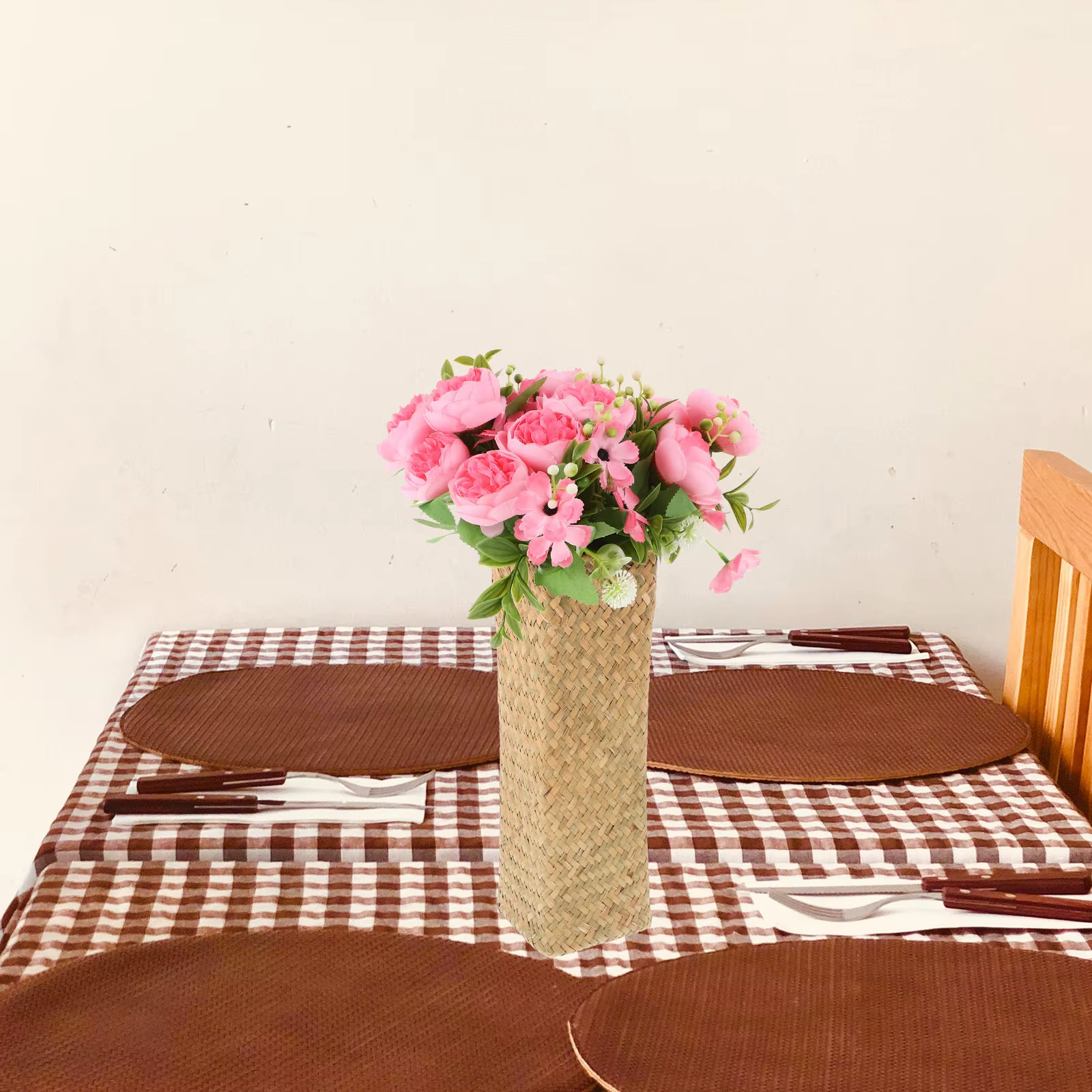 Vase à fleurs en paille tressée