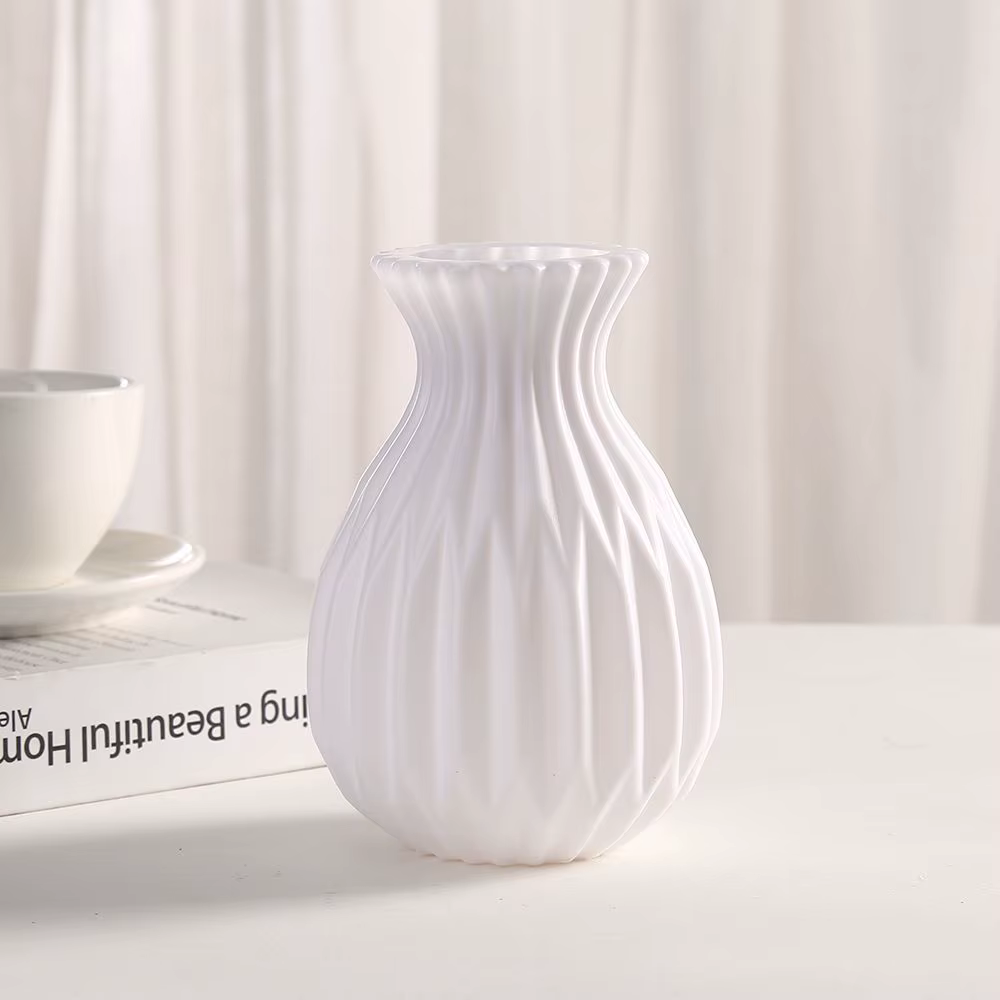 Vases en plastique blancs imitation céramique