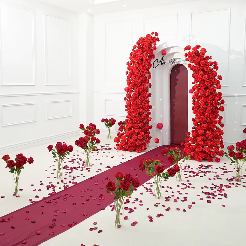 Décor de luxe en rangée de fleurs de roses rouges