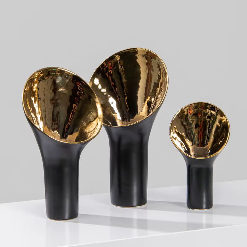 Vase en céramique trompette dorée