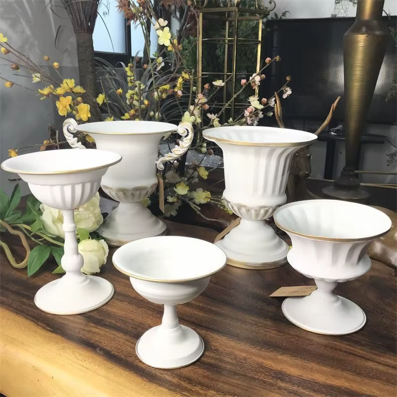 Pot de fleur en fer forgé blanc
