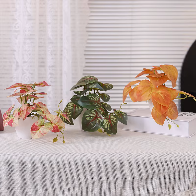 Plante verte artificielle en pot avec des feuilles de lierre vert