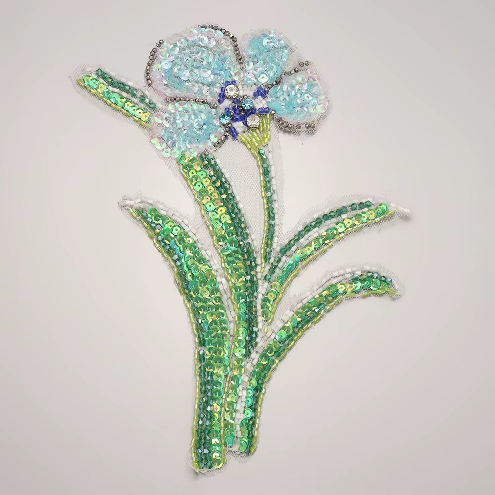 Fleur violette perlée en strass 3D faite à la main