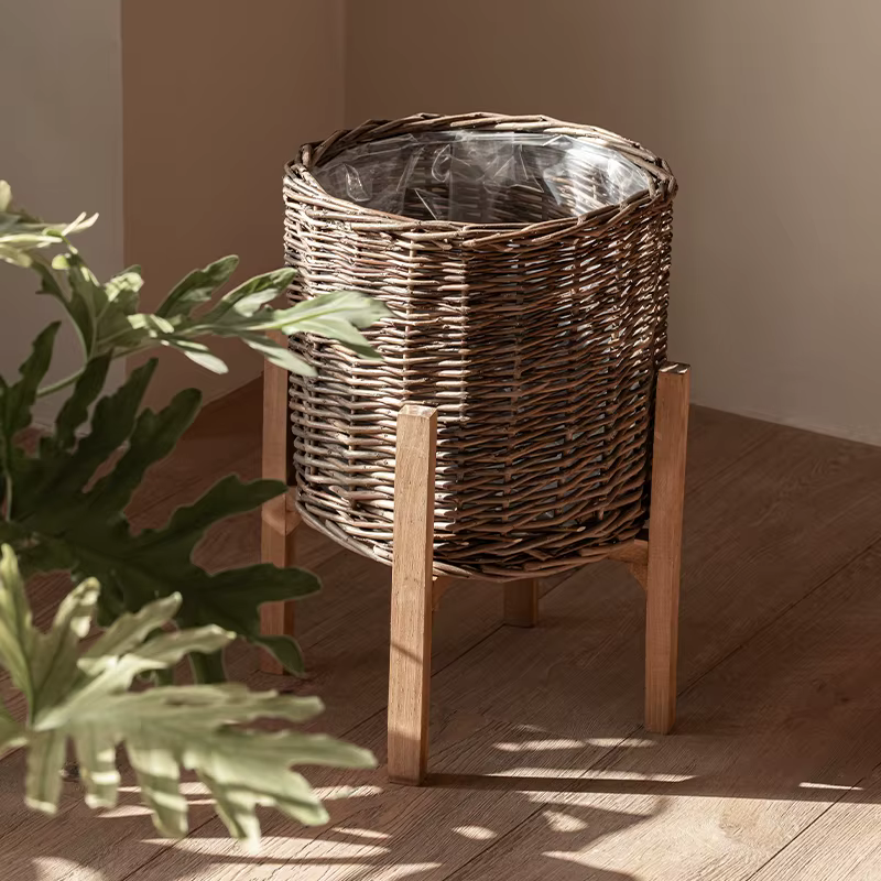 Grand panier de fleurs en bois et osier