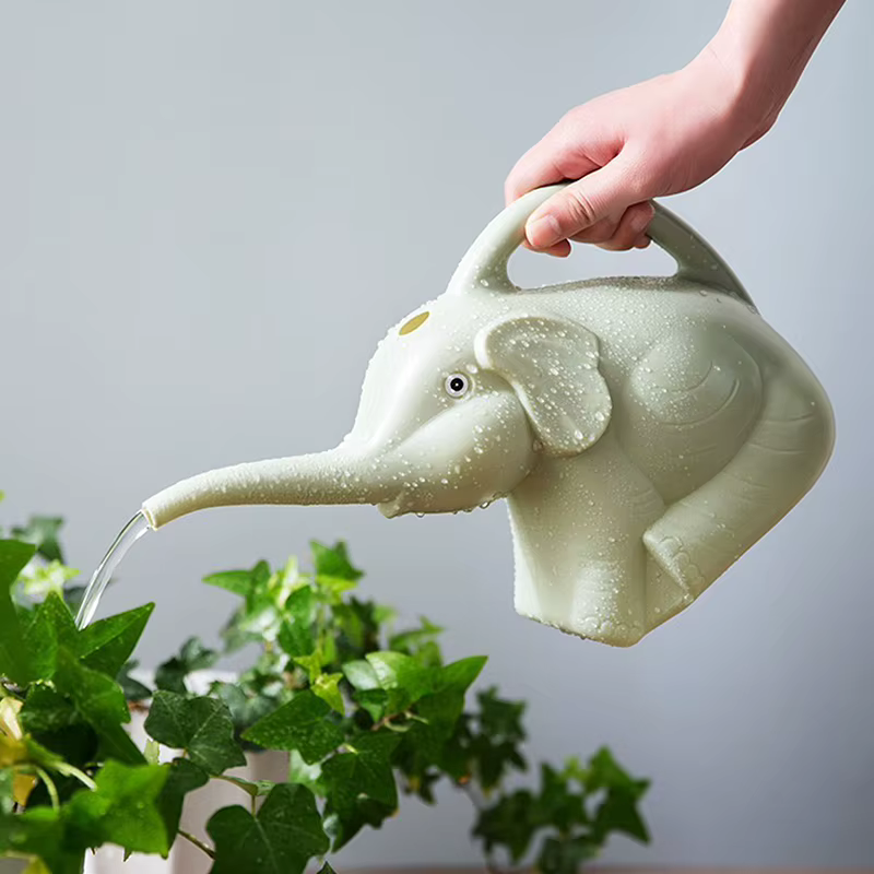 Arrosoir en plastique en forme d'éléphant