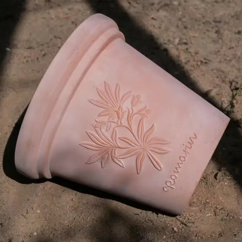 Pot de fleur en poterie rouge