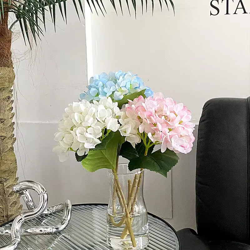 Fleur d'hortensia artificielle avec une touche de colle