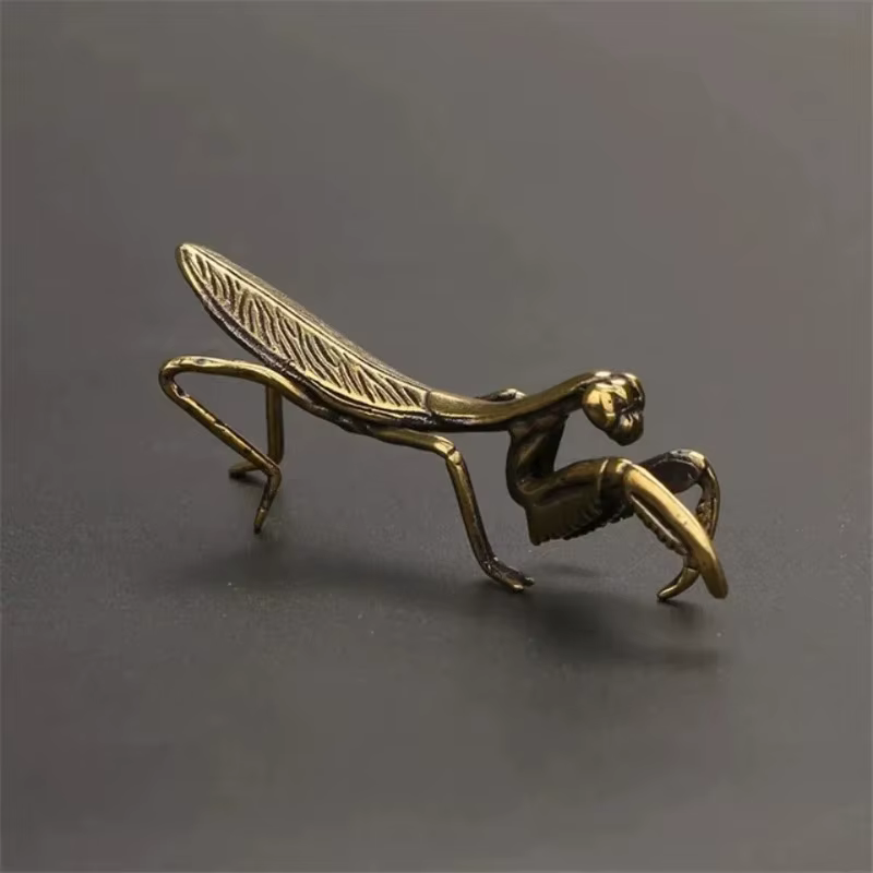 Ornement miniature Mantis en cuivre