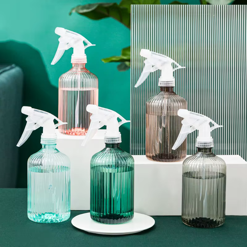 Bouteille d'eau en plastique pour l'irrigation des plantes et des fleurs