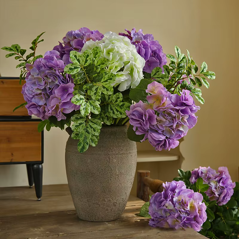 Grandes fleurs d'hortensia hydratantes au toucher