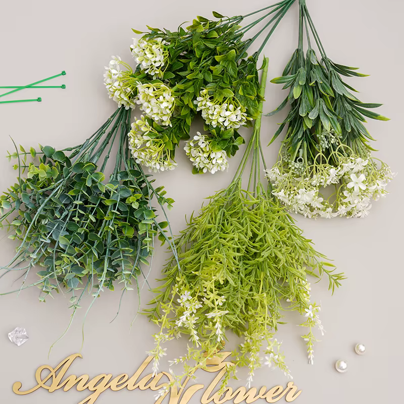 Plante verte artificielle avec feuilles d'eucalyptus