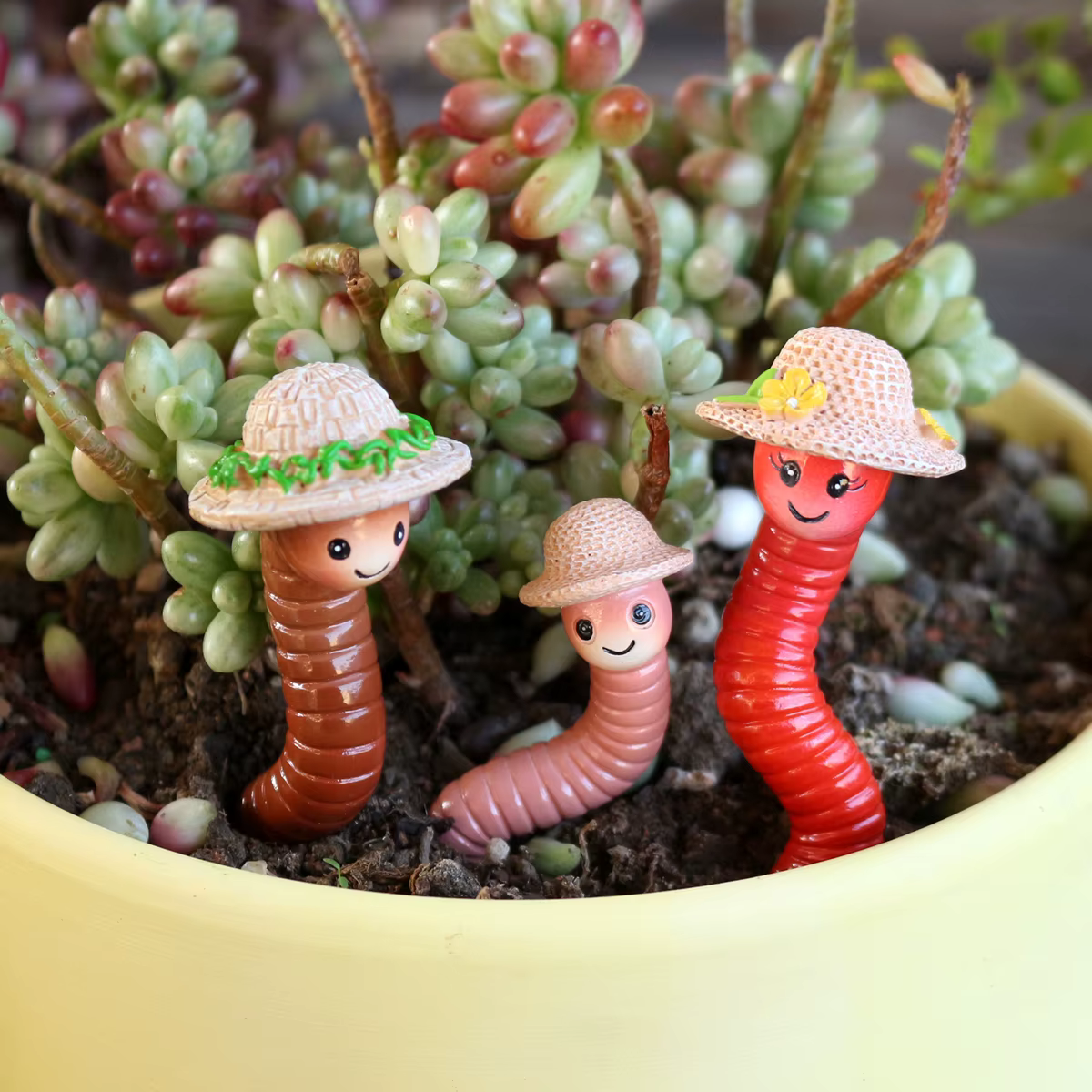 Décorations de pot de fleurs en forme de ver de terre portant un chapeau