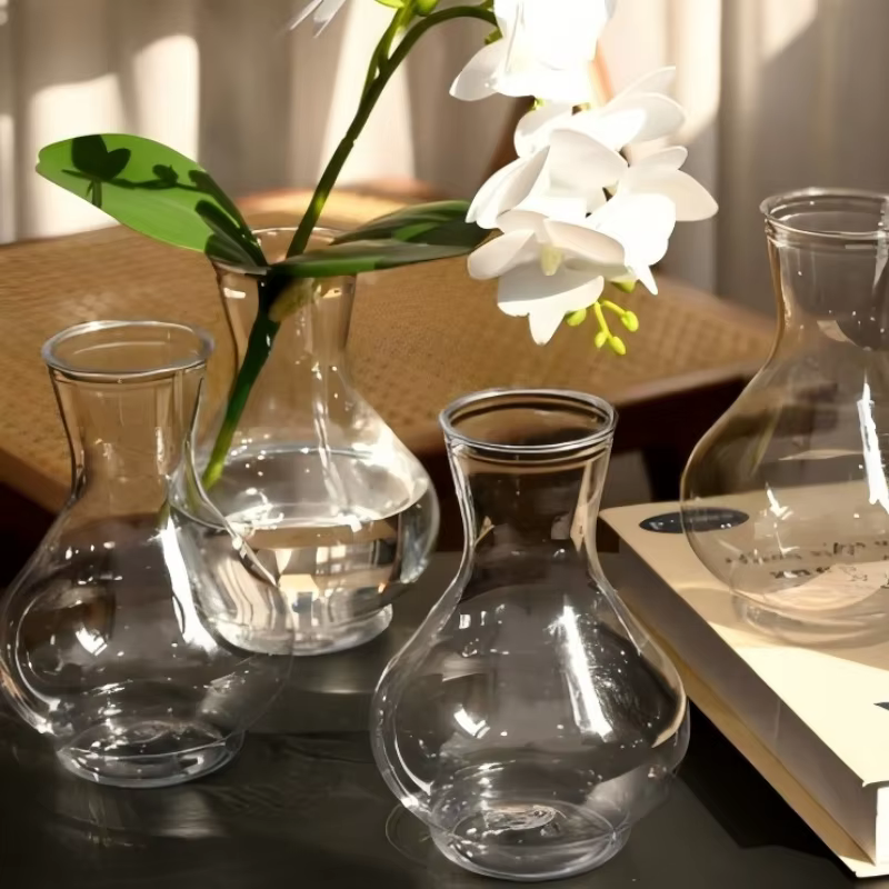 Vases en plastique vintage