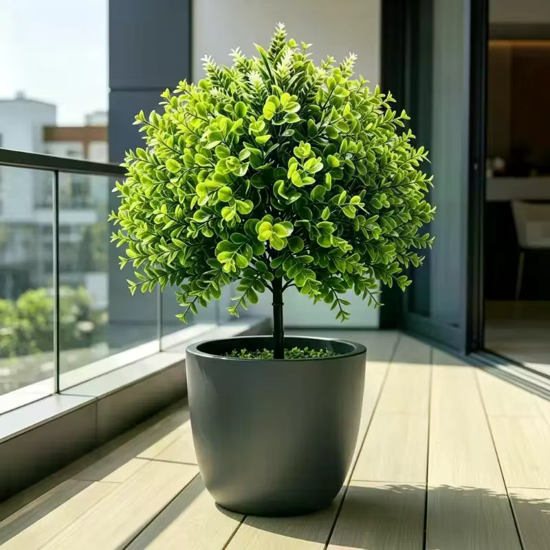 Plantes vertes artificielles sur piquet