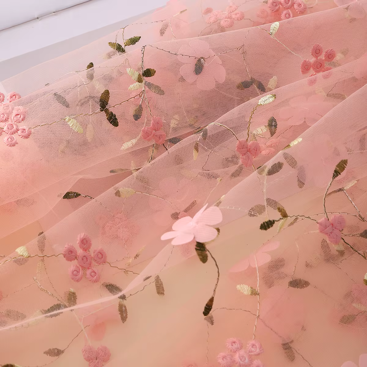 Magnifique tissu en dentelle brodée florale