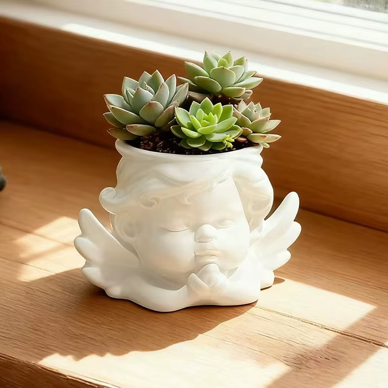 Joli pot de fleurs en forme d'ange