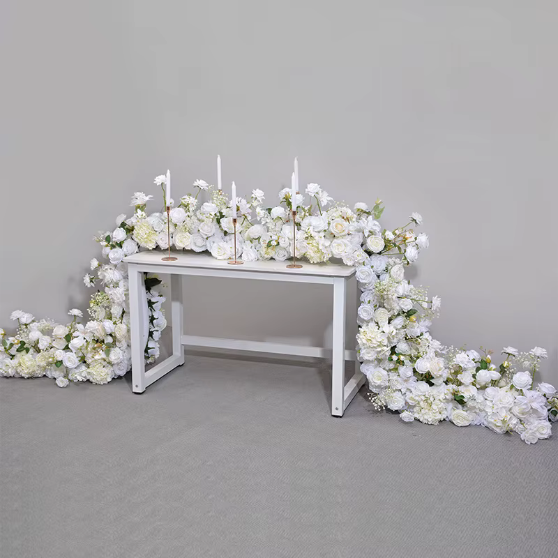 Rangées de roses artificielles