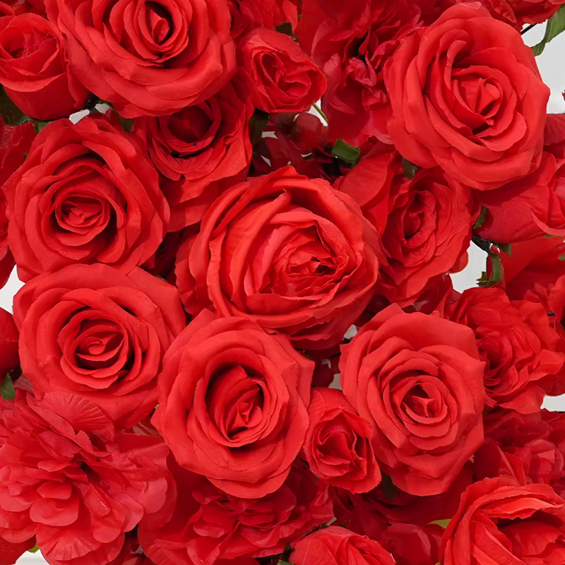 Décor de luxe en rangée de fleurs de roses rouges