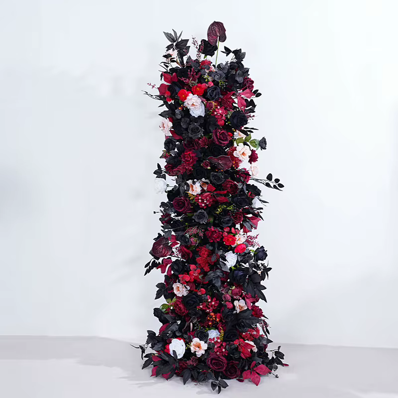 Rangée de fleurs de roses de palmier noir bordeaux