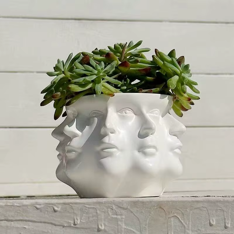 Pot de fleurs abstrait multi-facettes
