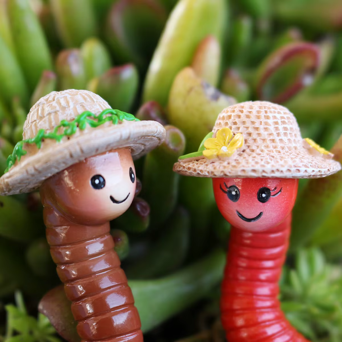Décorations de pot de fleurs en forme de ver de terre portant un chapeau