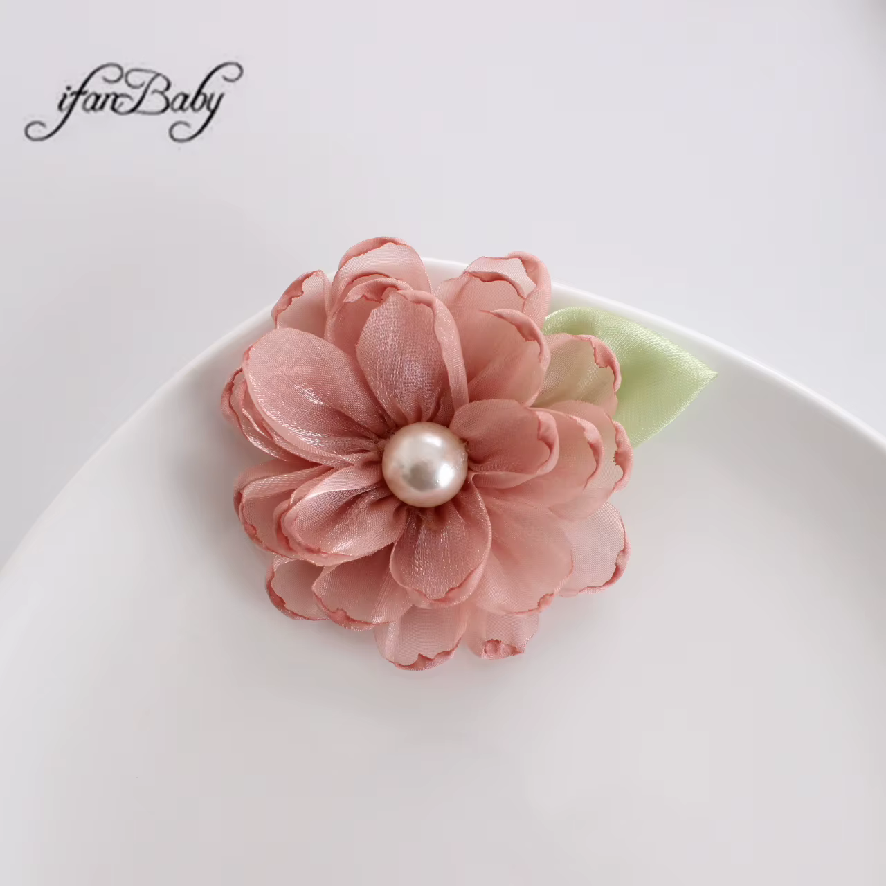 Fleurs en tissu avec centre perlé