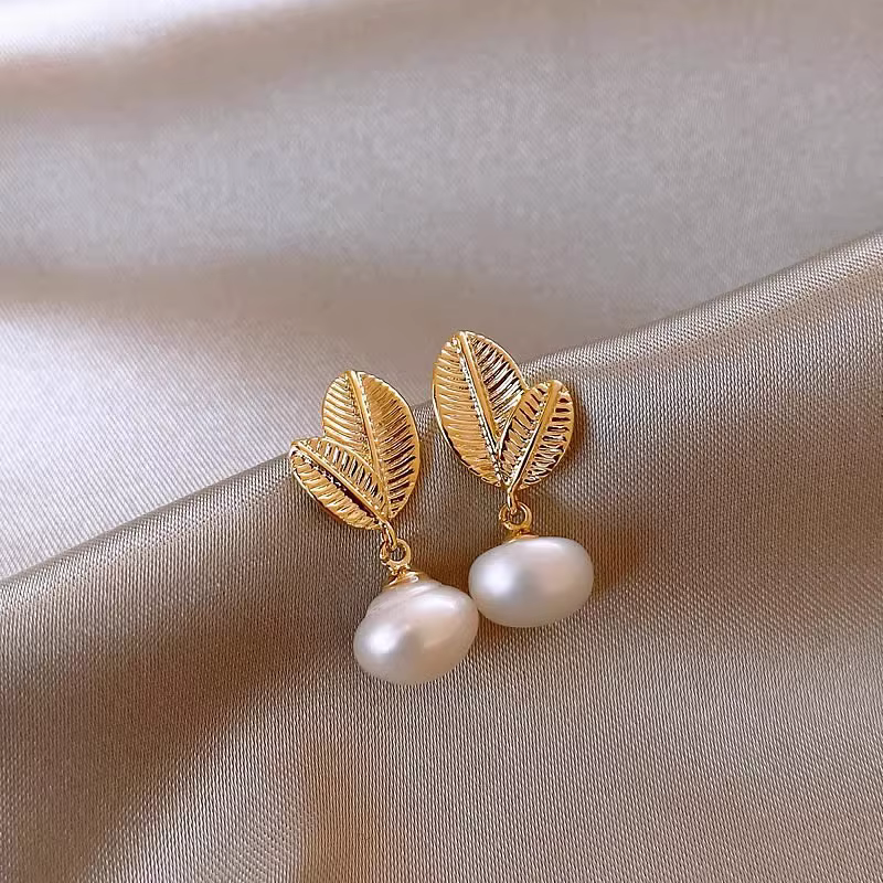 Boucles d'oreilles pompons en or 14 carats pour femmes, bijoux en perles d'eau douce 100% naturelles, conception de cuir chevelu chimpanzé rempli, cadeaux pour dames