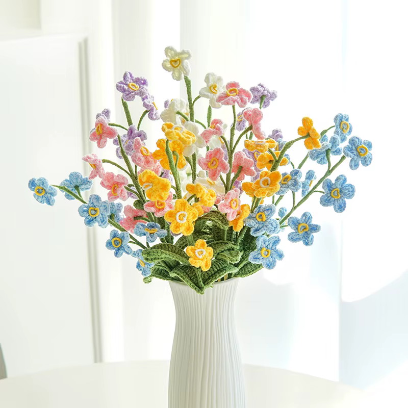 N'oubliez pas, la combinaison créative de quets tissés finis avec des fleurs découpées est un cadeau pur fait à la main