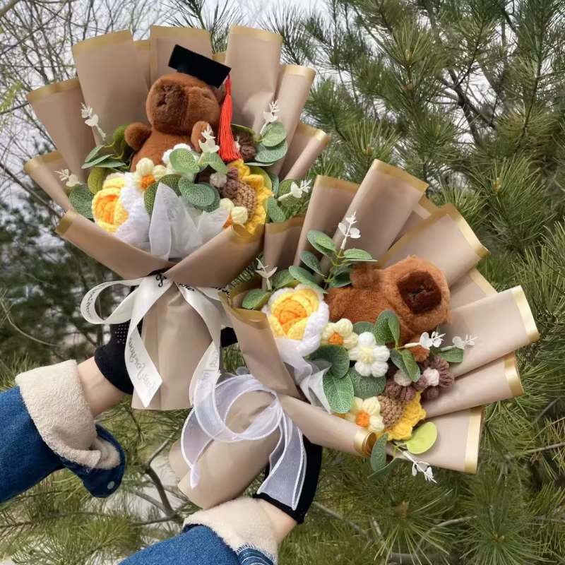 Adorable Capybara avec des fleurs artificielles