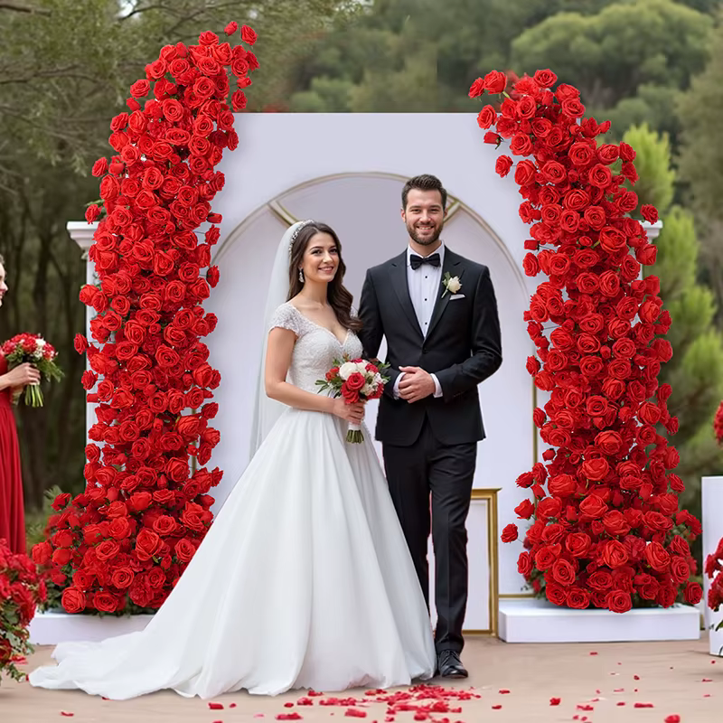 Décor de luxe en rangée de fleurs de roses rouges
