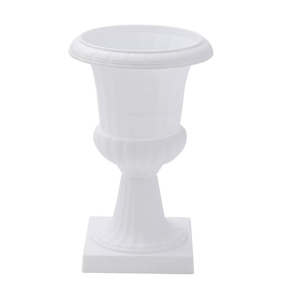 Mini pot de fleurs en plastique sur piédestal