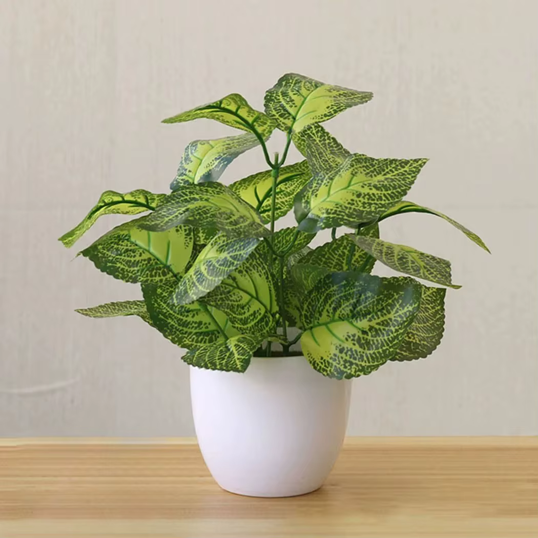 Pot de plantes à feuillage artificiel