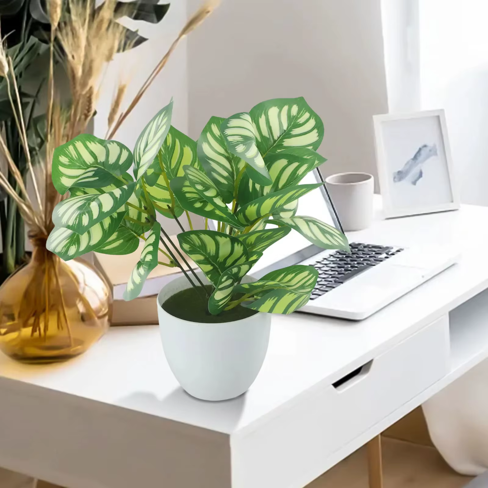 Pot de plantes à feuillage artificiel