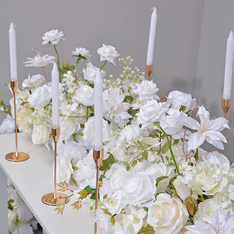 Rangées de roses artificielles