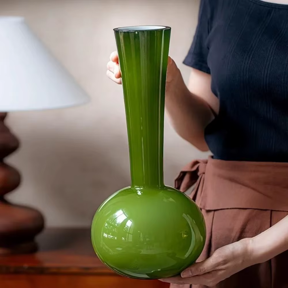 Vase en verre vert olive de style vintage français
