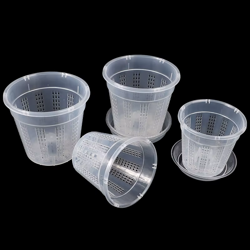 User inière de jardin domestique à proximité avec trous
